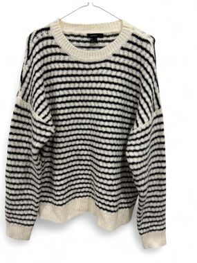 ✨9/29 - Will Be Donated✨ NWT Soft Striped Black and White Sweater